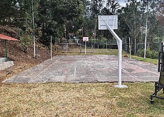Casa de 3 Plantas con 4 Dormitorios y Patio en Conocoto