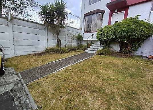 Casa de 3 Plantas con 4 Dormitorios y Patio en Conocoto