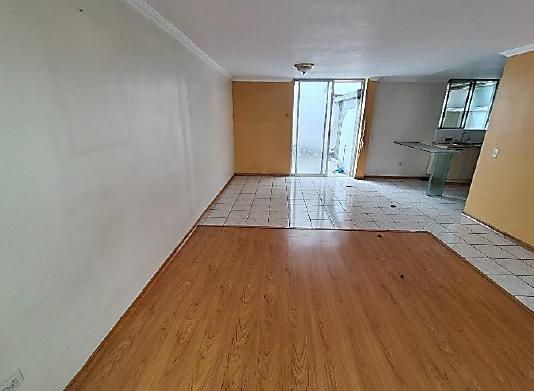 Casa de 3 Plantas con 4 Dormitorios y Patio en Conocoto