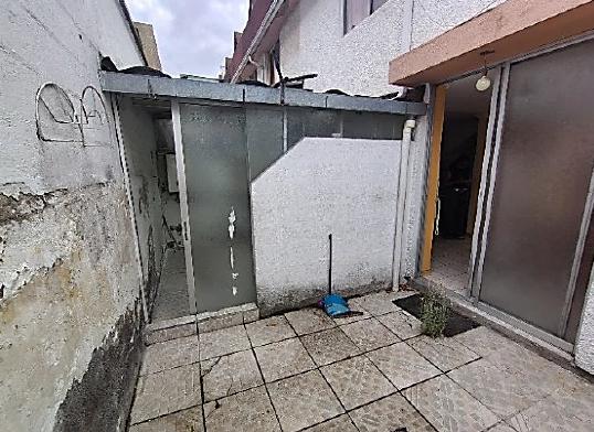 Casa de 3 Plantas con 4 Dormitorios y Patio en Conocoto