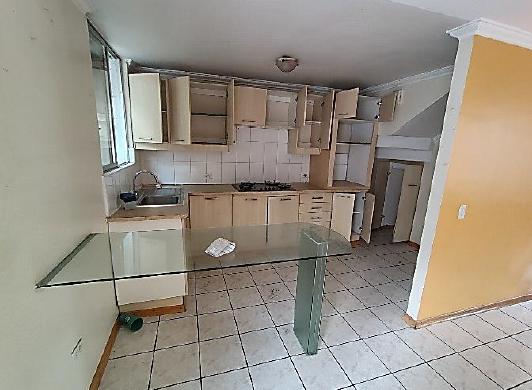 Casa de 3 Plantas con 4 Dormitorios y Patio en Conocoto