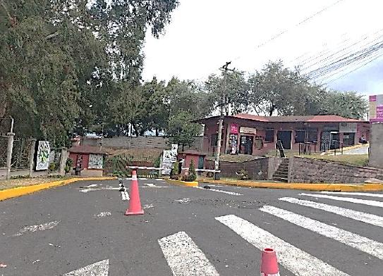 Casa de 3 Plantas con 4 Dormitorios y Patio en Conocoto
