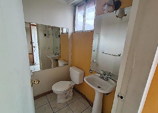 Casa de 3 Plantas con 4 Dormitorios y Patio en Conocoto