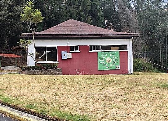 Casa de 3 Plantas con 4 Dormitorios y Patio en Conocoto