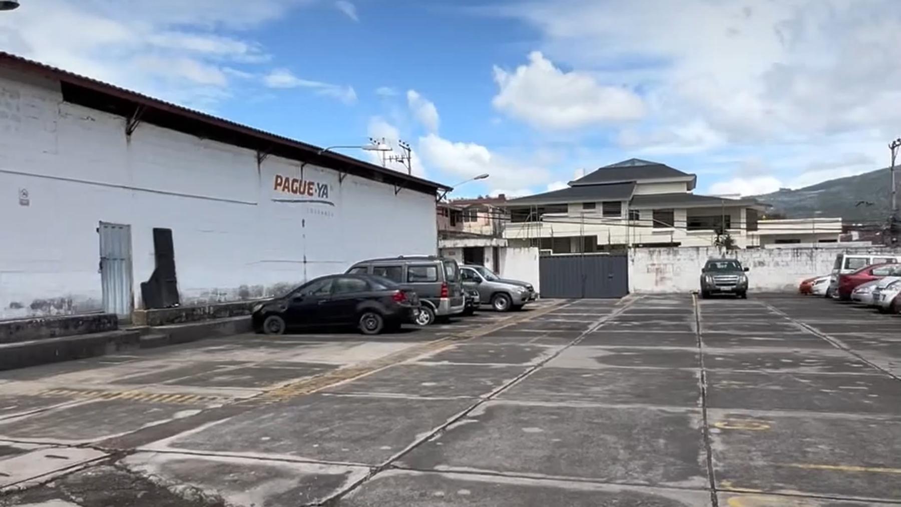 Galpón con parqueaderos en el Condado