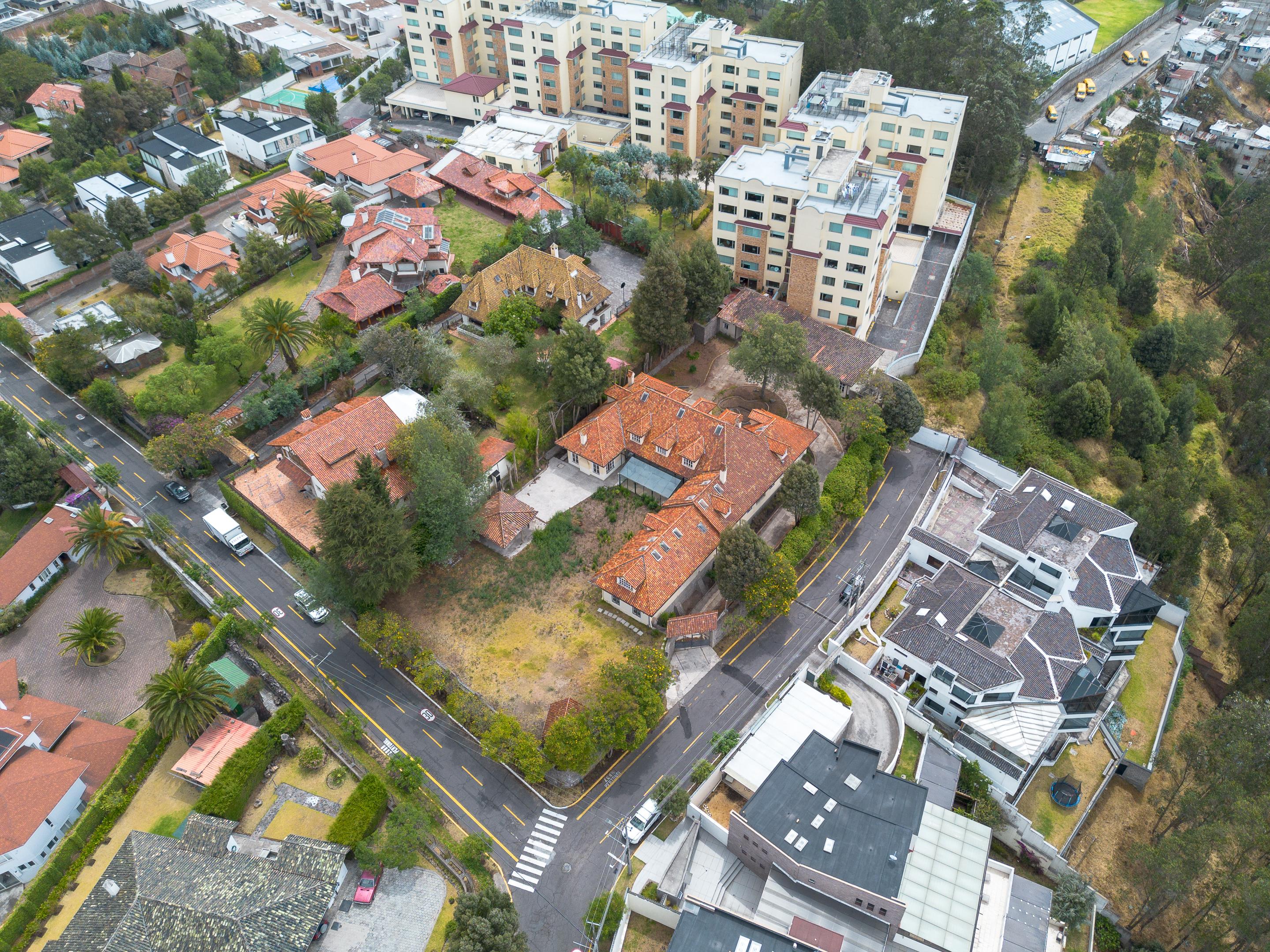 Terreno premium en Monteserrín con potencial para 5 residencias exclusivas