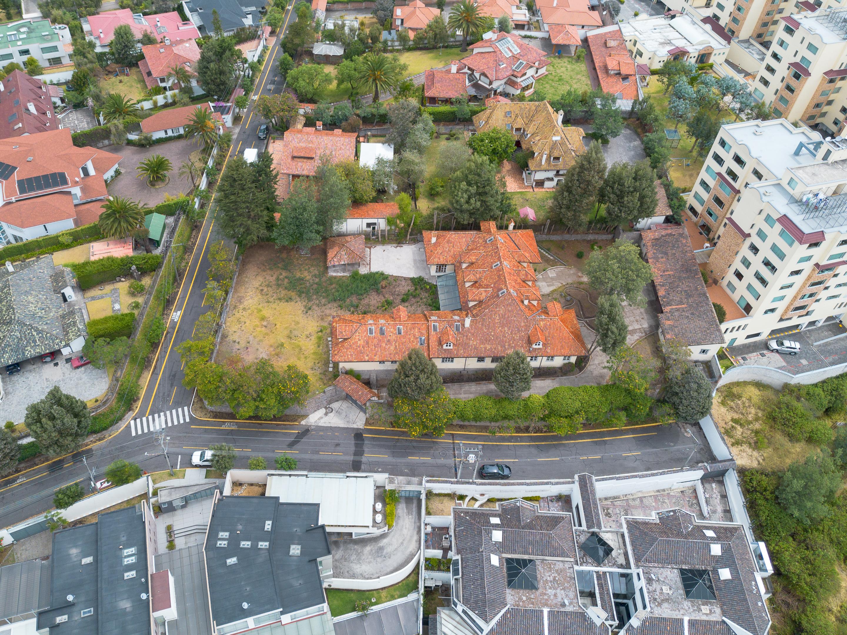 Terreno premium en Monteserrín con potencial para 5 residencias exclusivas