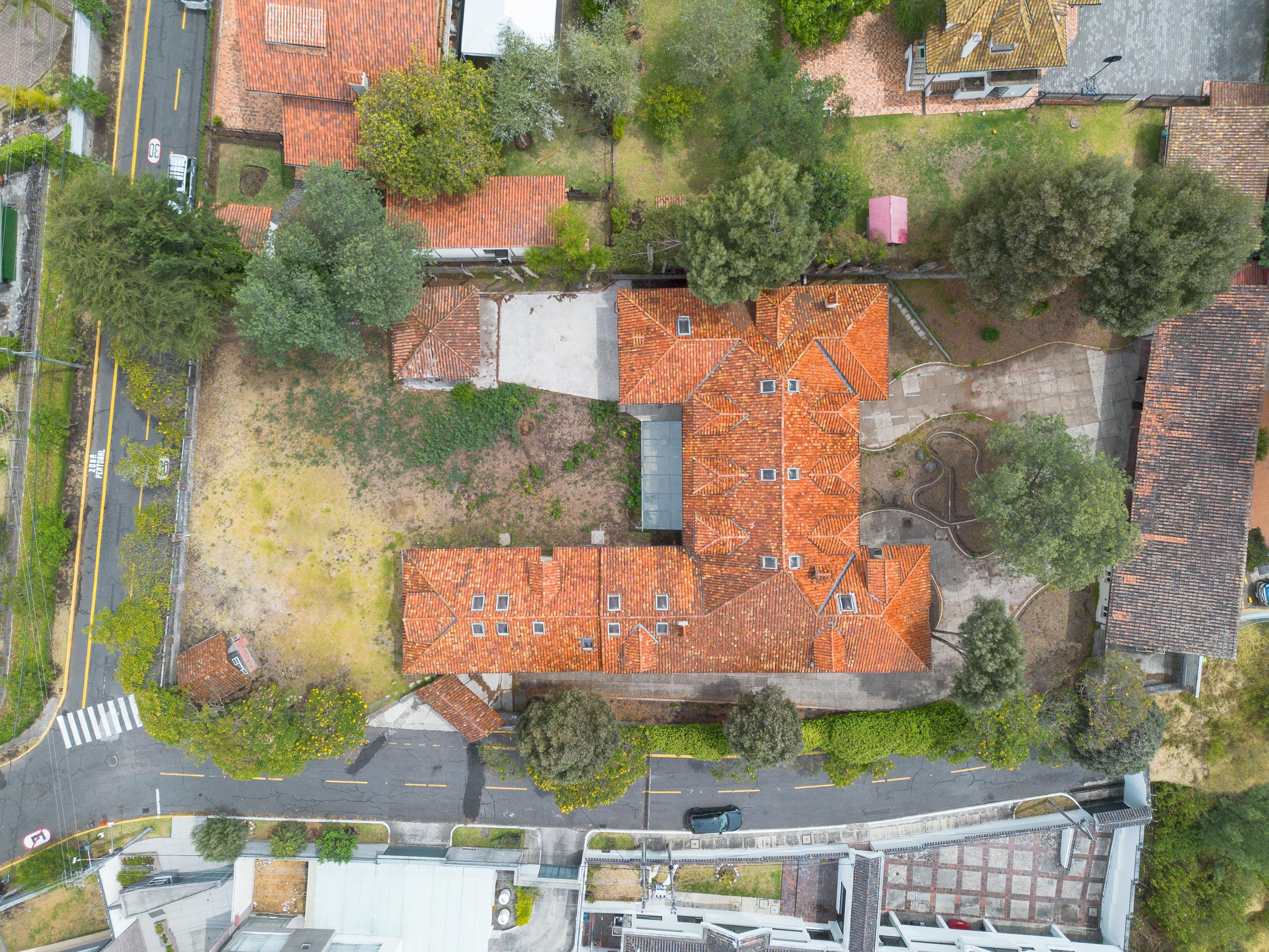 Terreno premium en Monteserrín con potencial para 5 residencias exclusivas