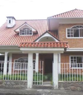 Casa de 3 Niveles en Urbanización Privada – Espacio, Seguridad y Confort en Cuenca