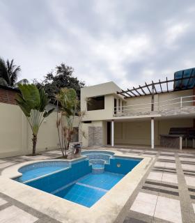 Vivienda de una casa y piscina en venta en Manta