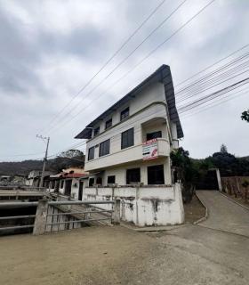 Vivienda Multifamiliar De Tres Niveles