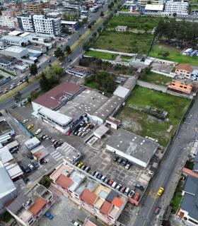 Galpón con parqueaderos en el Condado