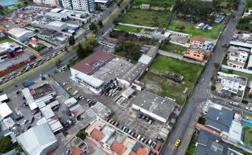 Galpón con parqueaderos en el Condado