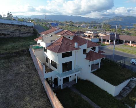 Casa con piscina en Chibuleo