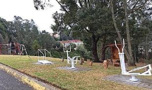 Casa de 3 Plantas con 4 Dormitorios y Patio en Conocoto
