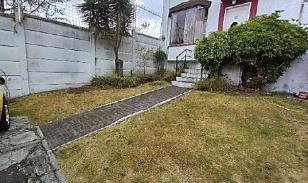 Casa de 3 Plantas con 4 Dormitorios y Patio en Conocoto