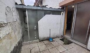 Casa de 3 Plantas con 4 Dormitorios y Patio en Conocoto