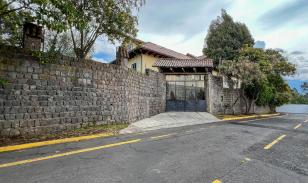 Terreno premium en Monteserrín con potencial para 5 residencias exclusivas